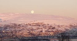 Bilde av månen over Slettaelva